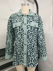 Vorderansicht der minzgrünen Leopardenjacke mit Kordkragen und Brusttaschen