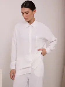 Set relax bianco due pezzi con camicia abbottonata e pantaloni larghi coordinati