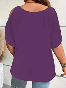 Vista posteriore di un'elegante t-shirt viola ampia con spalle scoperte per donne formose