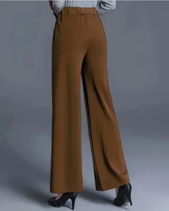 Rückansicht der eleganten, hoch taillierten, braunen Hose mit weitem Bein für Damen