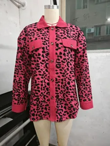 Detailansicht der rosa Cordjacke mit Leopardenmuster, langen Ärmeln und Knöpfen