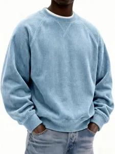 Detailopname van een lichtblauw corduroy herensweatshirt met geribbelde stoftextuur