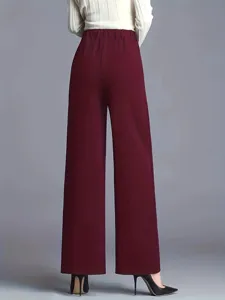 Rückansicht-Detail einer locker sitzenden bordeauxroten Hose mit hoher Taille und weitem Bein