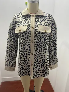 Vorderansicht einer beigen Cordjacke mit Leopardenmuster auf einer Schaufensterpuppe