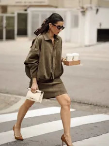 Modische Wildleder-Fliegerjacke für Damen mit Revers und Reißverschluss im Streetstyle