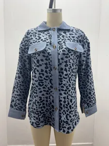 Vorderansicht einer blau-schwarzen langärmeligen Cordjacke mit Leopardenmuster für Damen