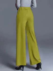 Detailansicht der Rückseite einer hoch taillierten weiten Hose für Damen in Olivgrün
