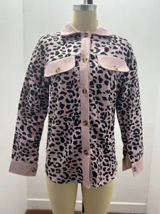 Detailansicht der Vorderseite einer rosa Cordjacke mit Leopardenmuster und Knöpfen