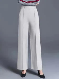 Weiße weite Hose mit hoher Taille und Bügelfalten für eine schlanke Silhouette