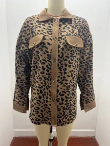 Detailansicht einer modischen Cordjacke mit Leopardenmuster, Knöpfen und Taschen für Damen