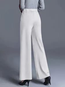 Elegante Rückansicht einer weißen Damen-Hose mit weitem Bein und hoher Taille