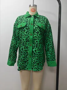 Detail einer grünen Cordjacke mit Leopardenmuster, schwarzen Knöpfen und Taschen