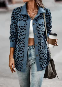 Detailansicht der stilvollen blauen Cordjacke mit Leopardenmuster für modebewusste Damen