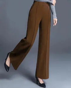 Elegante braune Damen-Hose mit hohem Bund, weitem Bein und schlankmachender Bügelfalte