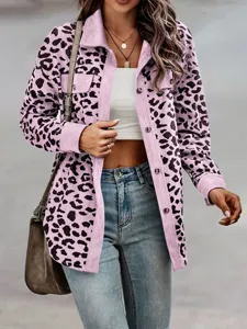 Detailansicht der pinkfarbenen Cordjacke mit Leopardenmuster, Knöpfen und Taschen