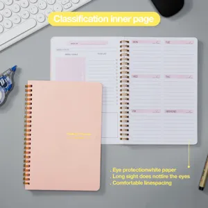 Vista dettagliata di un'agenda settimanale rosa A5 con copertina e layout interno