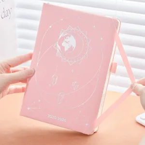 Agenda rosa 2025-2026 con diseño celestial de plata y cierre elástico.