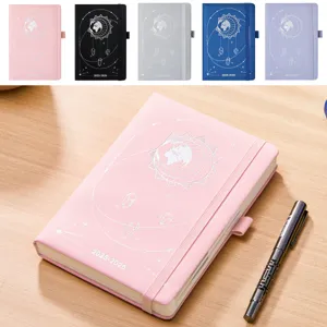 Agenda de planificación 2025-2026 con diseño celeste, disponible en cinco colores con banda elástica