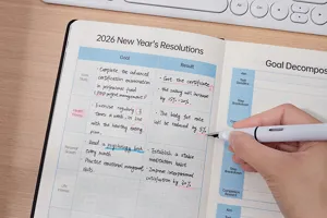 Primo piano dell'interno dell'agenda 2026 con pagine per obiettivi e annotazioni