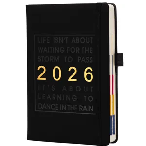 Agenda 2026 con copertina nera, chiusura elastica e scritte dorate sulla cover