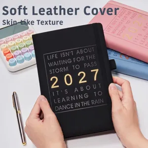 Vue détaillée de l'agenda A5 2027 avec couverture souple en cuir noir texturé
