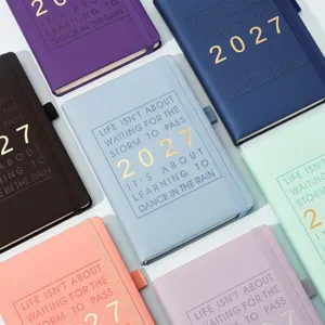 Vue détaillée des agendas A5 2027 colorés avec citations anglaises motivantes