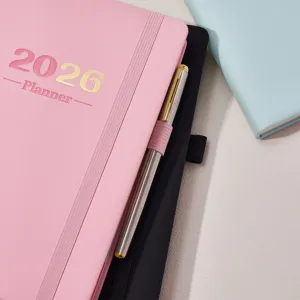 Agenda giornaliera rosa premium 2026 con elastico portapenna e penna in metallo chic