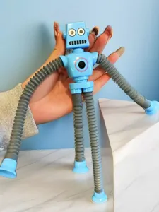 Detail eines Teleskop-Roboter-Spielzeugs mit flexiblen Gliedern und Saugnäpfen für sensorisches Spiel