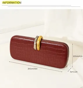 Vista detallada del bolso de mano burdeos con efecto cocodrilo y dimensiones precisas