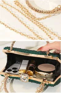 Detailansicht der luxuriösen smaragdgrünen Strass-Abendtasche mit Innenraumkapazität