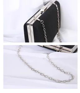 Nahaufnahme der eleganten schwarzen Abendtasche mit silbernem Metallrahmen und Kette