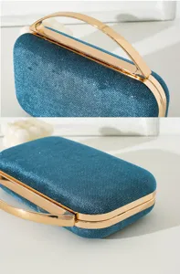 Detailansicht der eleganten blauen Glitzer-Abendtasche mit goldenem Metallgriff