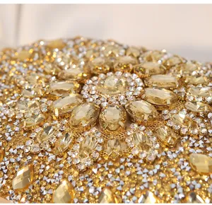 Nahaufnahme einer luxuriösen goldenen Abendtasche mit funkelnden Kristallen Detail