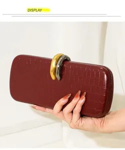 Elegante bolso de mano burdeos con estampado de cocodrilo y cierre de aros metálicos