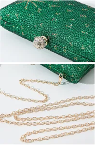 Nahaufnahme der luxuriösen grünen Strass-Struktur und der goldfarbenen Kette dieser Abendtasche