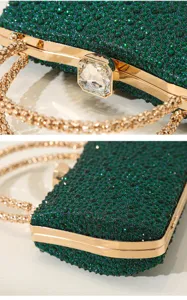 Nahaufnahme einer smaragdgrünen Strass-Abendtasche mit goldfarbenen Metallbeschlägen