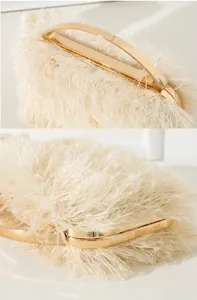 Makro-Detail der weichen Plüsch-Textur und des goldenen Metallgriffs einer Abendtasche