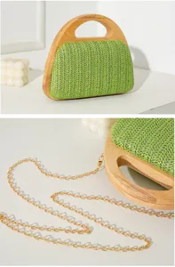 Detailansicht einer grünen gewebten Stroh-Abendtasche mit Holzgriff und goldener Kettenriemen