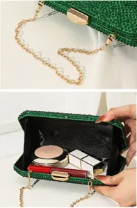 Innenansicht der grünen Strass-Abendtasche mit Platz für Make-up-Utensilien