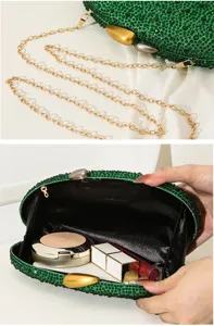Detailansicht der grünen Strass-Clutch, die das Innenfach für Kosmetika zeigt