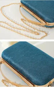 Detailansicht der blauen Glitzer-Abendtasche mit goldenem Metallgriff und Tragekette