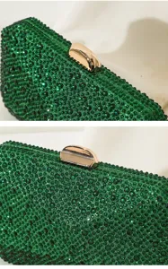 Nahaufnahme einer luxuriösen grünen Abendtasche mit Strasssteinen und Goldverschluss