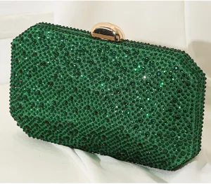 Makro-Detail einer luxuriösen smaragdgrünen Strass-Clutch mit elegantem Goldschloss.