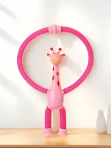 Detailansicht eines rosa ausziehbaren Giraffen-Sensorspielzeugs auf Holzoberfläche