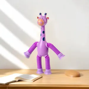 Flexibles Giraffen Pop-Tube-Stressspielzeug mit Saugnäpfen auf Holzschreibtisch
