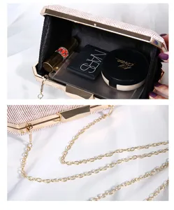 Detail einer glitzernden Abendtasche mit Streifen, geräumigem Innenraum und Kette