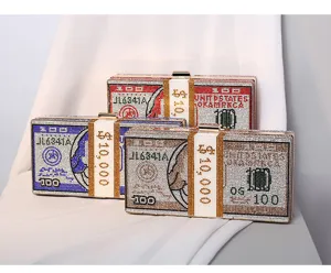 Detailansicht von Strass-Geldstapel-Clutches in den Farben Rot, Blau und Gold