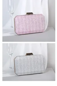 Detailansicht gestreifter Glitzer-Abendtaschen in den Farben Rosa und Silber für Damen