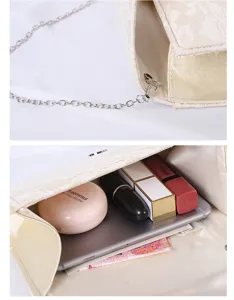 Detailansicht der Spitzen-Clutch mit Innenraum für Smartphone und Make-up-Utensilien