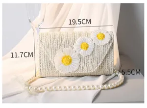 Detaillierte Maße der Strohtasche mit Gänseblümchen und Perlenkette, 19.5x11.7x5.5 cm.